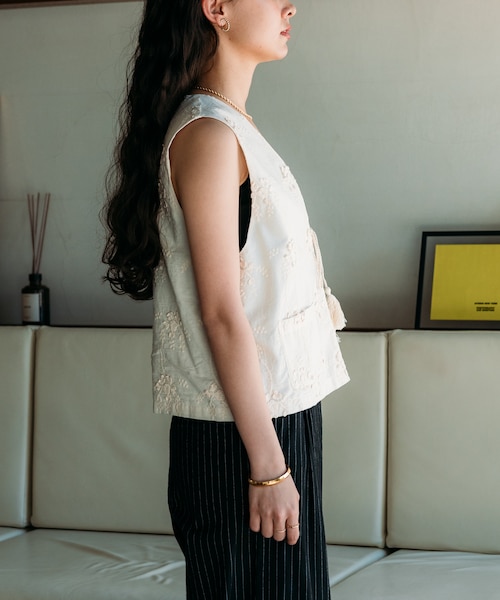 花柄刺繍フード付きダウンベスト 花柄刺繍フード付きダウンベスト