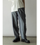 センタープレステーパードサテンパンツ