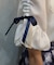 リボンブローチ付き姫袖風ブラウス