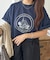 【ユニセックス】スーベニアモノクロモチーフTシャツ《WEB限定カラーあり》