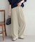 タック使いイージーパンツ