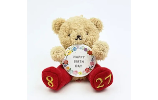 クマアンドベアーのバースデーベアは心を込めた誕生日プレゼントにピッタリ。赤い靴下に金色の日付を入れて特別感を演出！