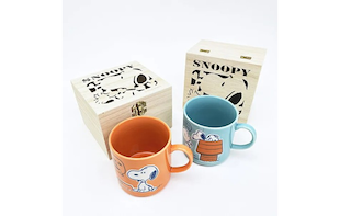 スヌーピーの木箱入りマグカップ。透かし彫りもキュートで冬のギフトにも最適