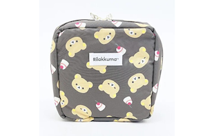 リラックマのいやしのフェイスデザインがアイテムいっぱい。リラックマの癒しのフェイスチラシ柄がデザインされたポーチやケースです。