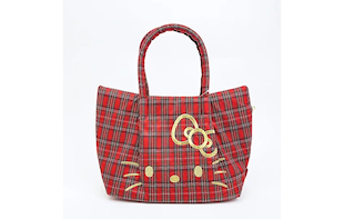 サンリオのハローキティとルートートのおしゃれすぎるチェック柄トートバッグ。落ち着いた色ときちんと感で、上品なコーデに。