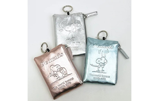 小物を入れられるミニポーチ付き、メタリックがクールでかっこいいスヌーピーの定期入れ。おしゃれなバッグチャームにもなります