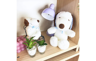 耳の裏までキュート！ブルーのリボンがお似合いなスヌーピーのぬいぐるみにひと目惚れ