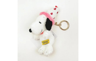 スヌーピーは75周年でパーティ気分全開。持っているだけで楽しくなるマスコットが登場。