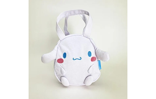 サンリオのかわいいフェイスデザインにきゅん。サンリオのダイカットバッグをもって、かわいく目立つかも。