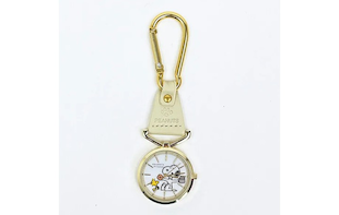 スヌーピー のカラビナレザーウォッチはレザーにゴールド調がおしゃれすぎる。時計を見るたびに癒しのキャラクターたちに癒されそうです。