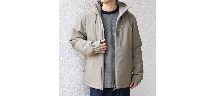 提案:ベージュマウンテンパーカー+厚手スウェット(ワンピース/上下)