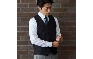 無難な着こなしからワンランクアップ！ メンズジレ