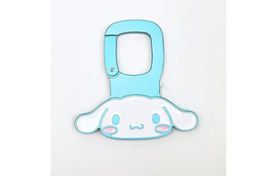 ちょこんとつけてしっかり推し活。サンリオのダイカットアルミカナビラは目印にぴったり。