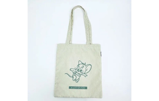 トムとジェリーの冬コーデにぴったりのトートバッグ。コーデュロイ生地と温かい色合い。