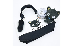 サンリオの黒ネコ「チョコキャット」のアイテム特集。心がホッとするシンプルで素朴なデザインのマスコットやポーチ、ミニトート