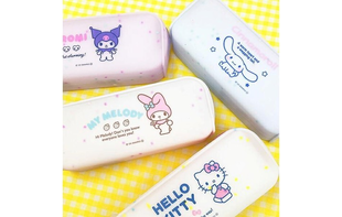 発色良すぎのサンリオキャラのシリコンポーチ。触り心地と機能性が抜群です。