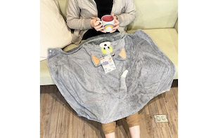 トムとジェリーのブランケット。フード付きで暖かい！掛けても巻いても存在感抜群、トムとジェリーに変身！