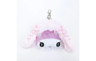 サンリオキャラクターがふわふわケープを被った姿がかわいすぎる。バッグに着けてアクセントにもなるファイスリールパスケースです。