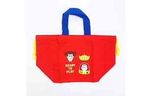 トイストーリーのランチアイテムで元気をチャージ。ポップなビタミンカラーで食欲もそそります。