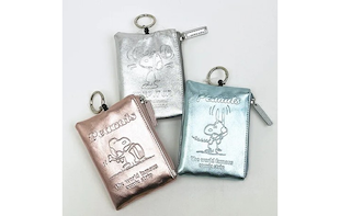 大人クールなカラーに惚れる！スヌーピーのメタリックパスポーチでバッグを格上げ