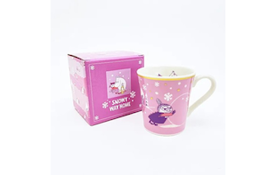 ムーミンたちの何気ないワンシーンデザインにほっこり。冬のワンシーンが描かれたSNOWY WAY HOMEシリーズのマグカップです。