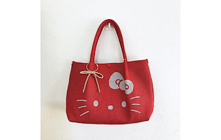 サンリオ×ルートートコラボのトートバッグ！ハローキティのシンプルなフェイスデザインとラメ入りが華やかなニットトートです。