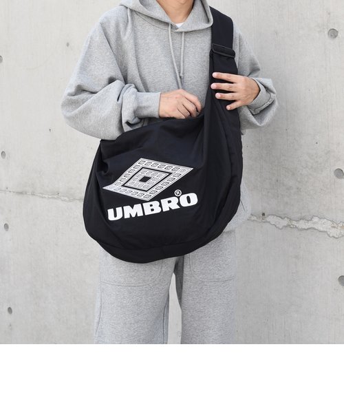 【SHIPS any別注】UMBRO: LUMINOUS ビッグロゴ ショルダー バッグ◆