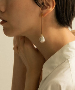 SMELLY so’　baroque pearl bar earring