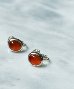 SMELLY so’　carnelian oval earring