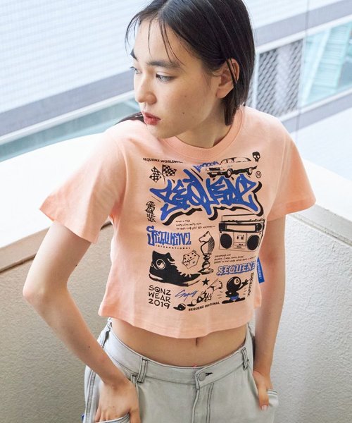 【SEQUENZ】 W SQNZ GRAPHIC BABE TEE / ロゴ バックプリント ワンポイント クルーネック 半袖 ショート丈 ラインストーン