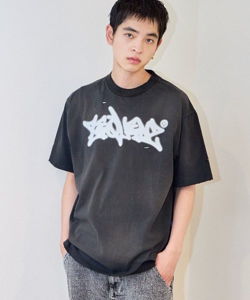 【SEQUENZ（シークエンズ）】BLUR LOGO DAMAGE S/S TEE / ダメージ Tシャツ グランジ 加工 ブランドロゴ プリント 半袖