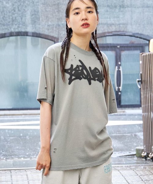 【SEQUENZ（シークエンズ）】BLUR LOGO DAMAGE S/S TEE / ダメージ Tシャツ グランジ 加工 ブランドロゴ プリント 半袖