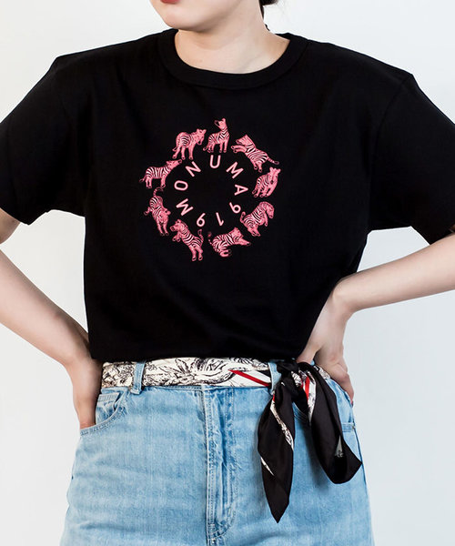 うまくいく紋・MONUMAロゴTシャツ＜ユニセックス＞/ブラック×ピンクプリント