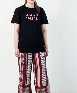 うまくいく紋・UMA919MONロゴTシャツ＜ユニセックス＞/ブラック×ピンクプリント
