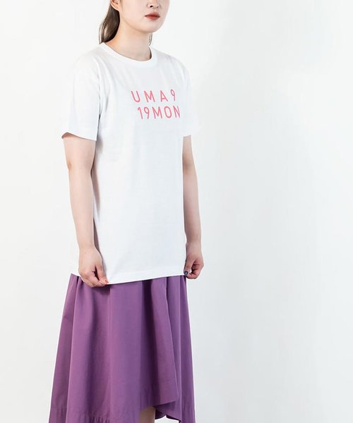うまくいく紋・UMA919MONロゴTシャツ＜ユニセックス＞/ホワイト×ピンクプリント