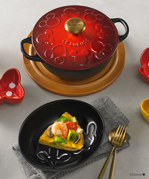 おすすめ】ミッキーマウス/オーバル・ディッシュ 19cm チェリーレッド | ル・クルーゼ（Le Creuset）の通販 - u0026mall