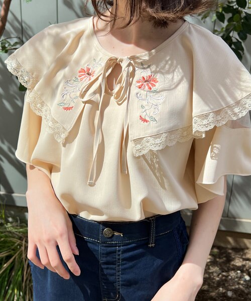 １着でも送料無料 axesfemme刺繍入りケープブラウス シャツ/ブラウス