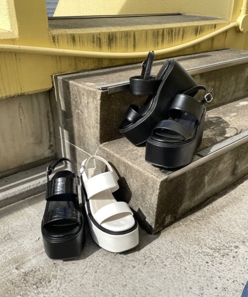 UNIF 厚底サンダル おきる