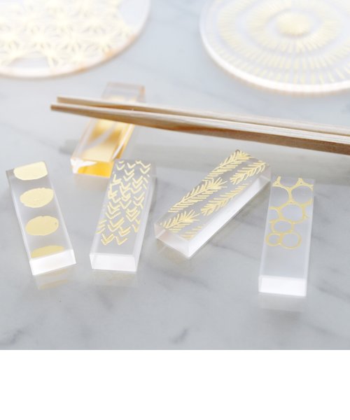 ゴールドの箔が輝く透明な箸置き　「い」5客セット／toumei