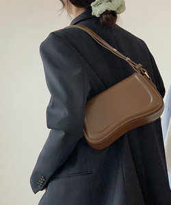 フラップショルダーバッグ 韓国ファッション 10代 20代 30代 シンプルなデザイン 横長 丸みのあるウェーブ型 選べる5色