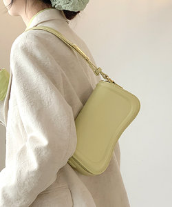 フラップショルダーバッグ 韓国ファッション 10代 20代 30代 シンプルなデザイン 横長 丸みのあるウェーブ型 選べる5色