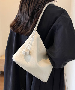 フェイクレザーショルダーバッグ レディース 10代 20代 30代 韓国ファッション カジュアル シンプル 鞄 可愛い バック お出掛け 通勤 黒 白