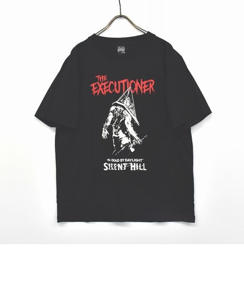 【SILENT HILL x Dead by Daylight】(サイレントヒル×デッドバイデイライト)　エクセキューショナー モノクロPt Tシャツ