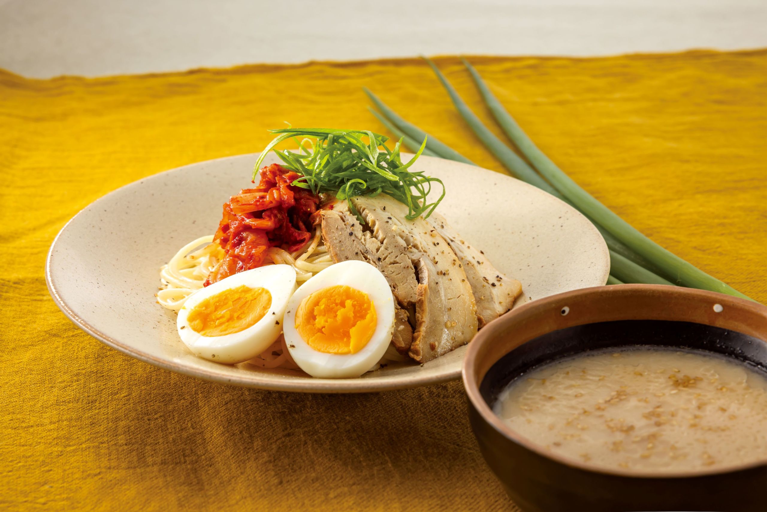 豚角煮と九条ねぎのコムタンスープつけ麺パスタ