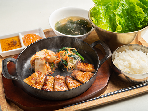 雪龍湯和紫菜包飯和五花肉蔬菜
