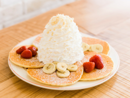 おすすめメニュー ストロベリー＆バナナ、ホイップクリームとマカダミアナッツのパンケーキ