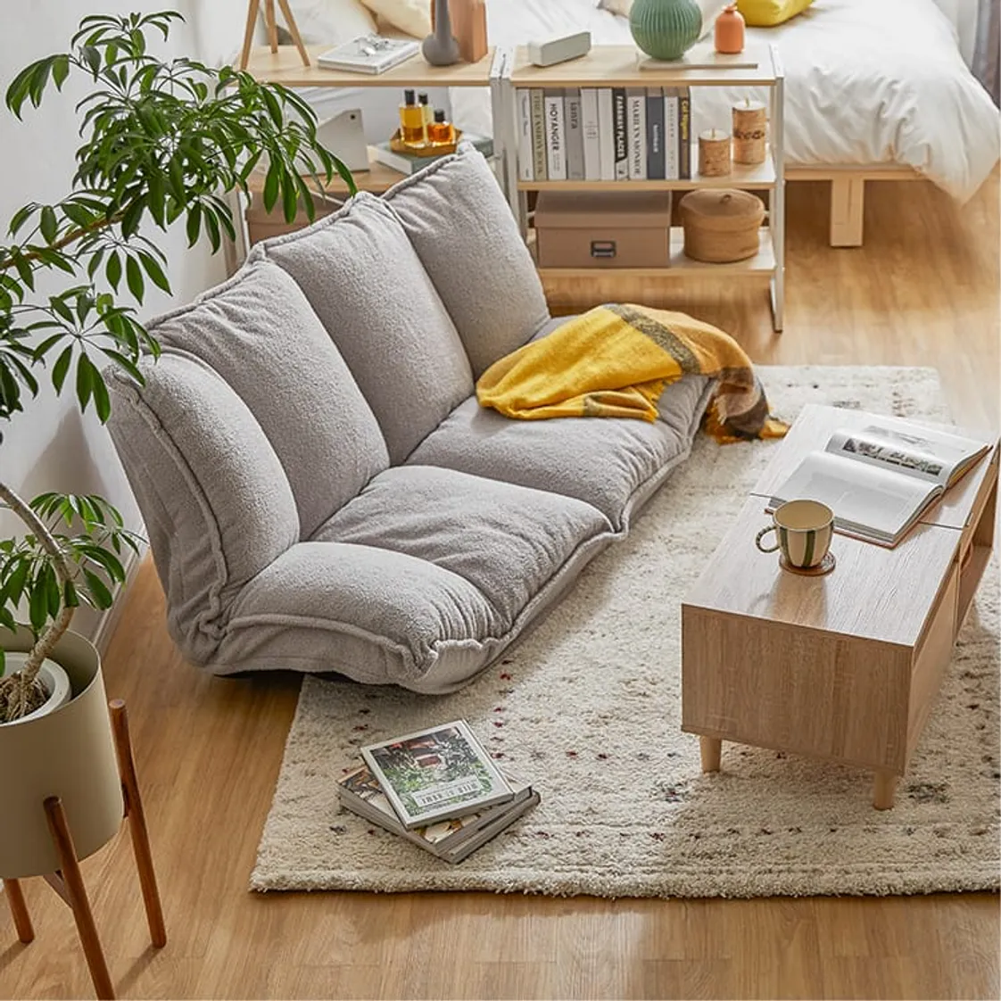 まるで雲の上？LOWYAの「肉厚リクライニングフロアソファ」が凄すぎる