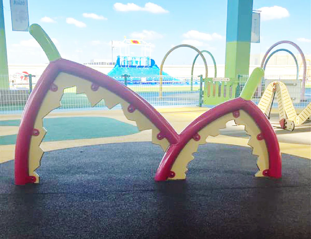 紫色のくぐり遊具