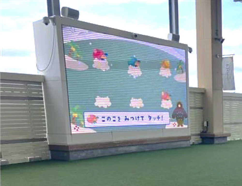 大型サイネージで参加型ゲームを楽しむピクニックエリア