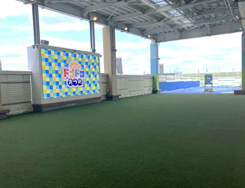 大屋根の下にある大型サイネージと休憩スペース
